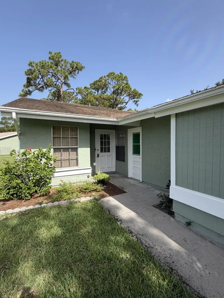 1720 SE Linpark Court Port St Lucie FL 34952
