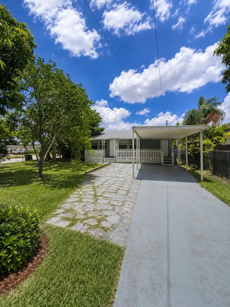 5317 Garden Avenue West Palm Beach FL 33405