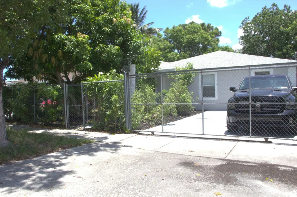 1724 NW 152nd Terrace Miami Gardens FL 33054