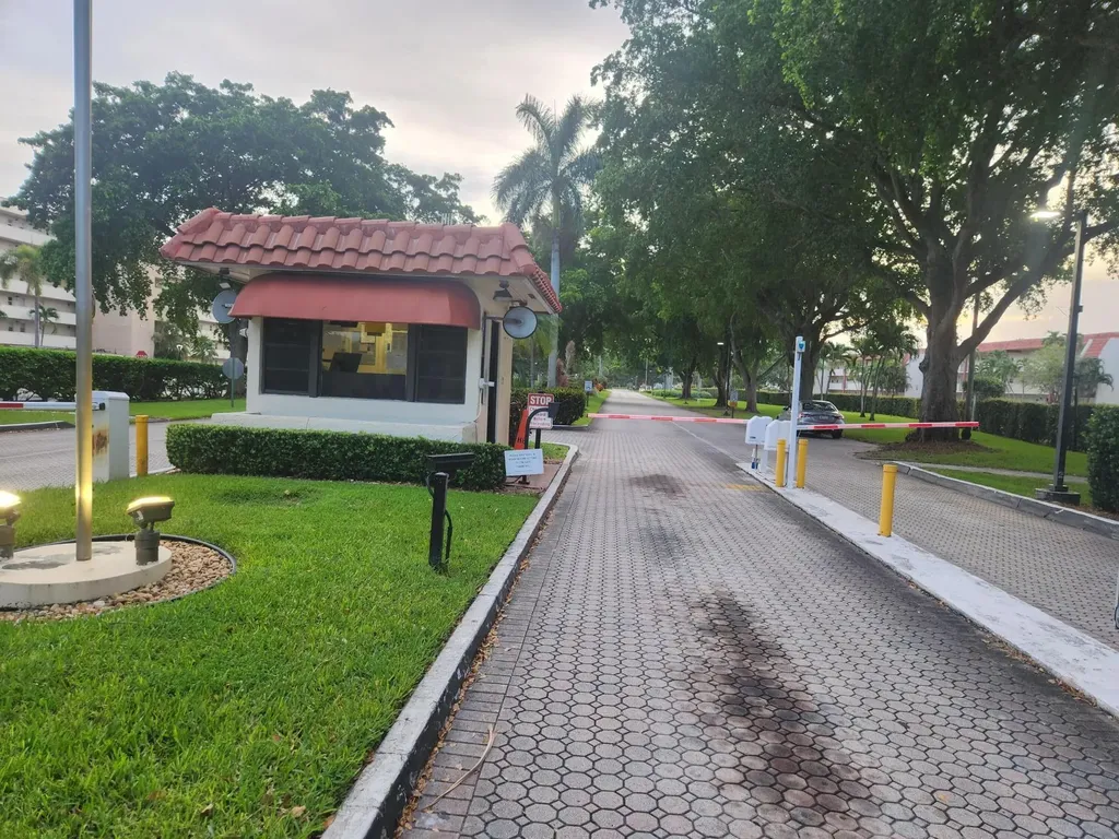 811 S Hollybrook Drive S Pembroke Pines FL 33025
