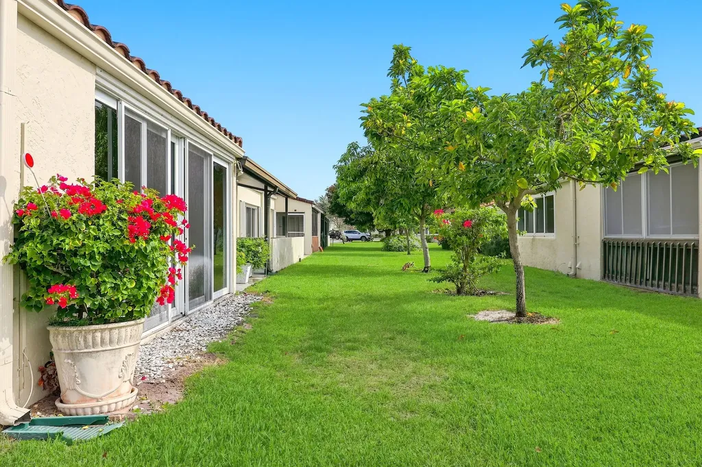 2532 Boundbrook Drive S Palm Springs FL 33406