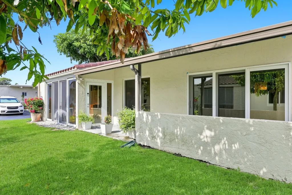 2532 Boundbrook Drive S Palm Springs FL 33406