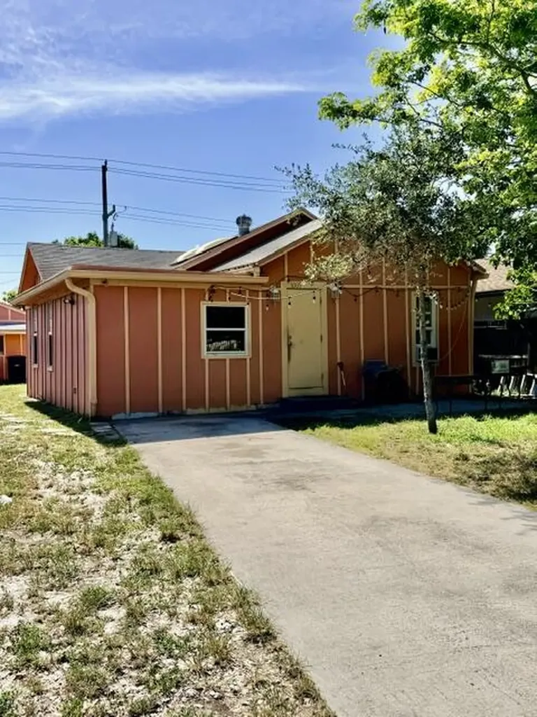 1009 S Pine Street Lake Worth Beach FL 33460