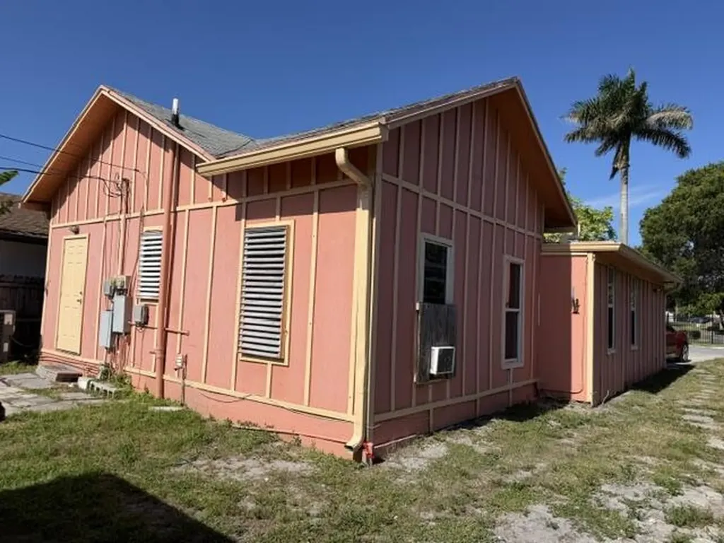 1009 S Pine Street Lake Worth Beach FL 33460