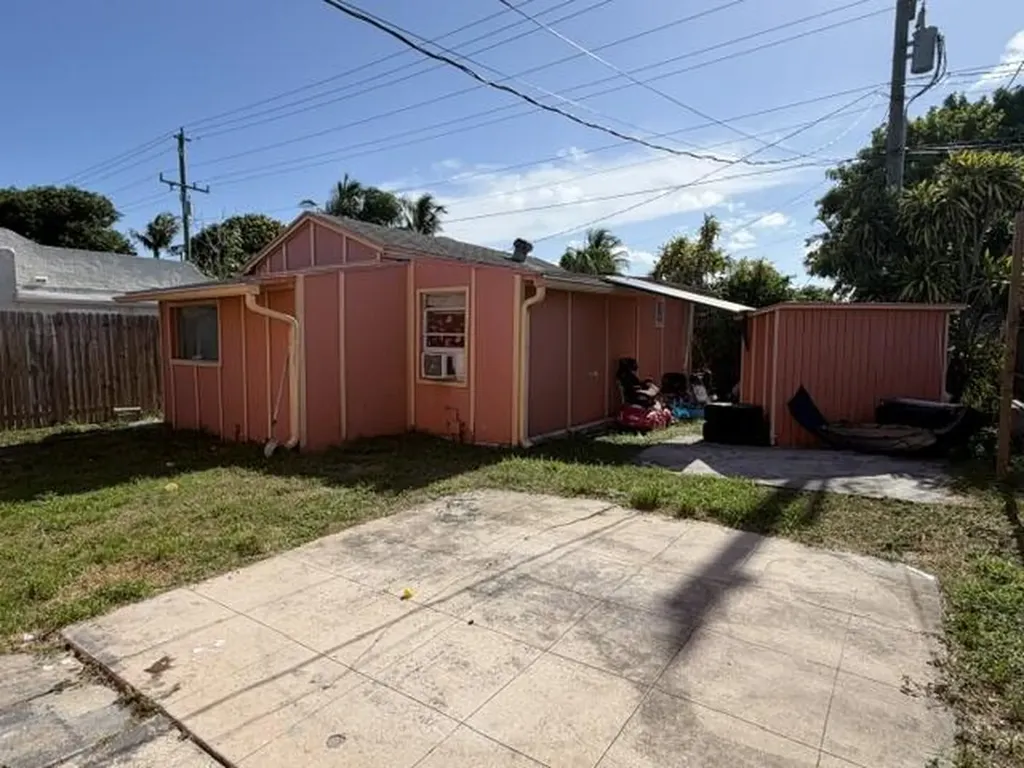 1009 S Pine Street Lake Worth Beach FL 33460