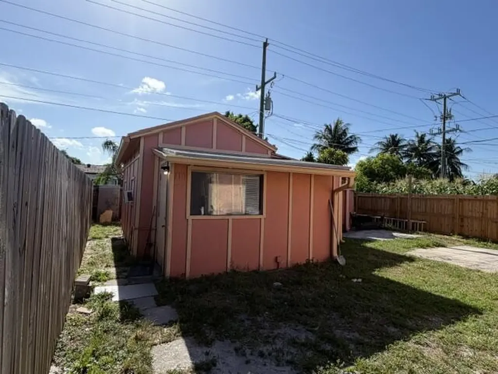 1009 S Pine Street Lake Worth Beach FL 33460