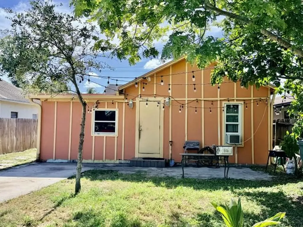 1009 S Pine Street Lake Worth Beach FL 33460