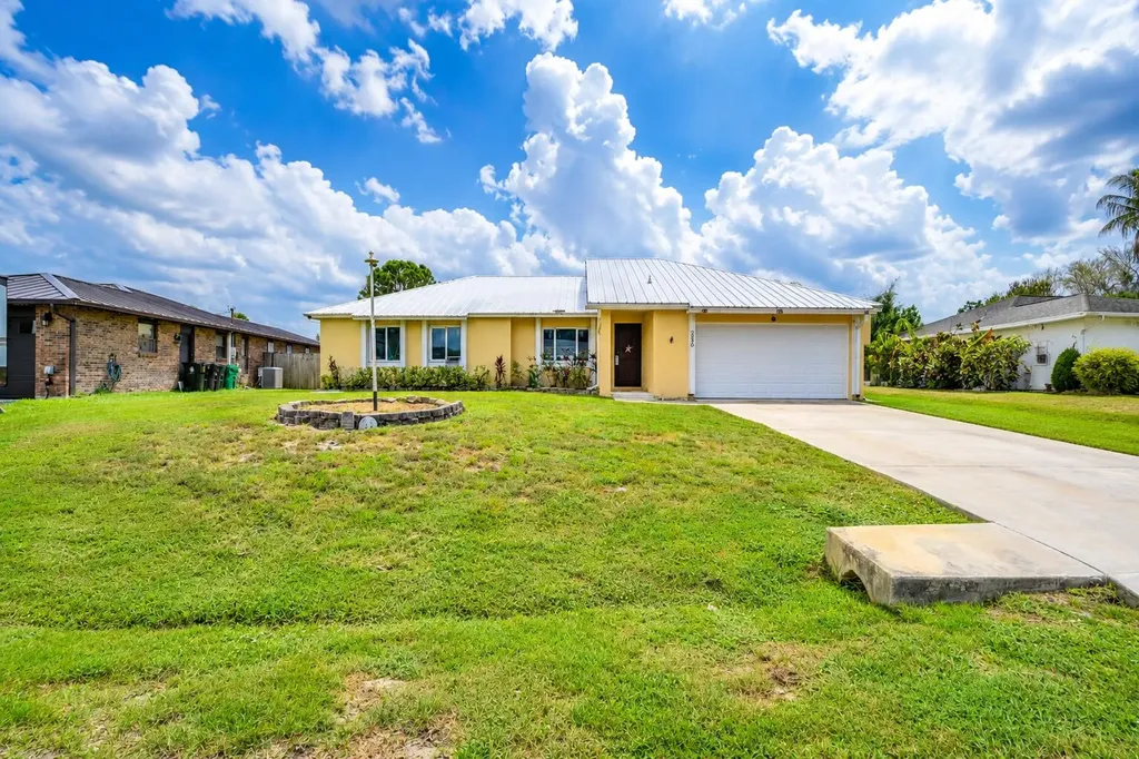 392 SE Crosspoint Drive Port St Lucie FL 34983