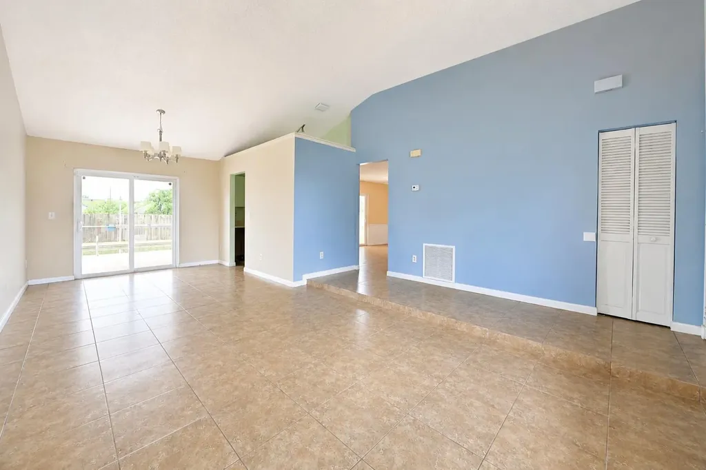 392 SE Crosspoint Drive Port St Lucie FL 34983