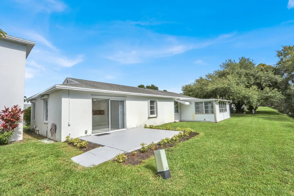 10084 Meridian Way N Palm Beach Gardens FL 33410