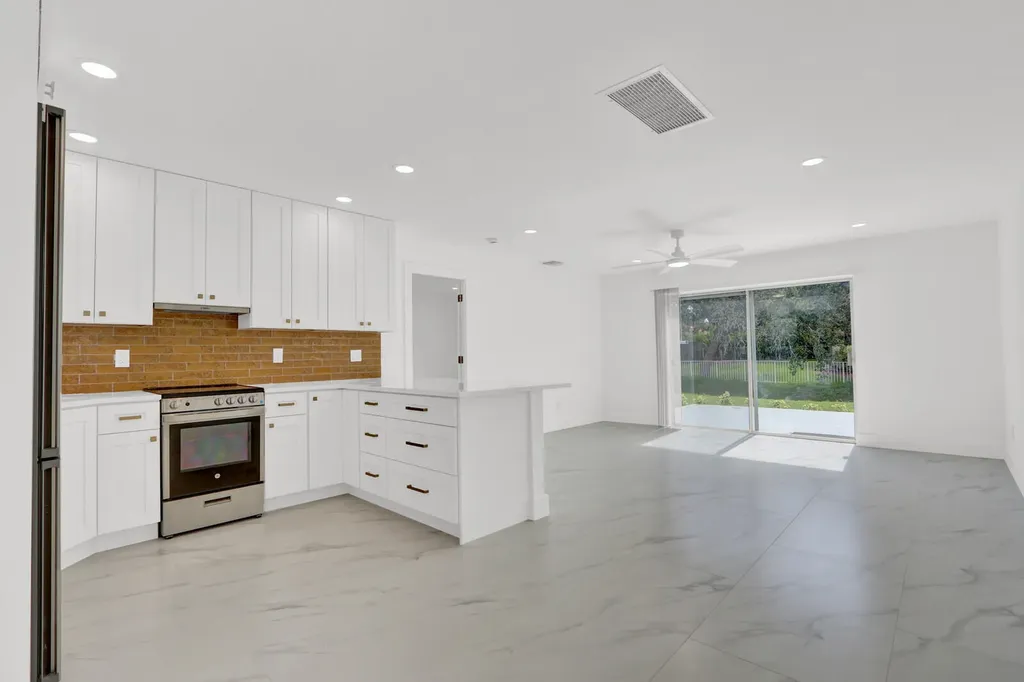 10084 Meridian Way N Palm Beach Gardens FL 33410