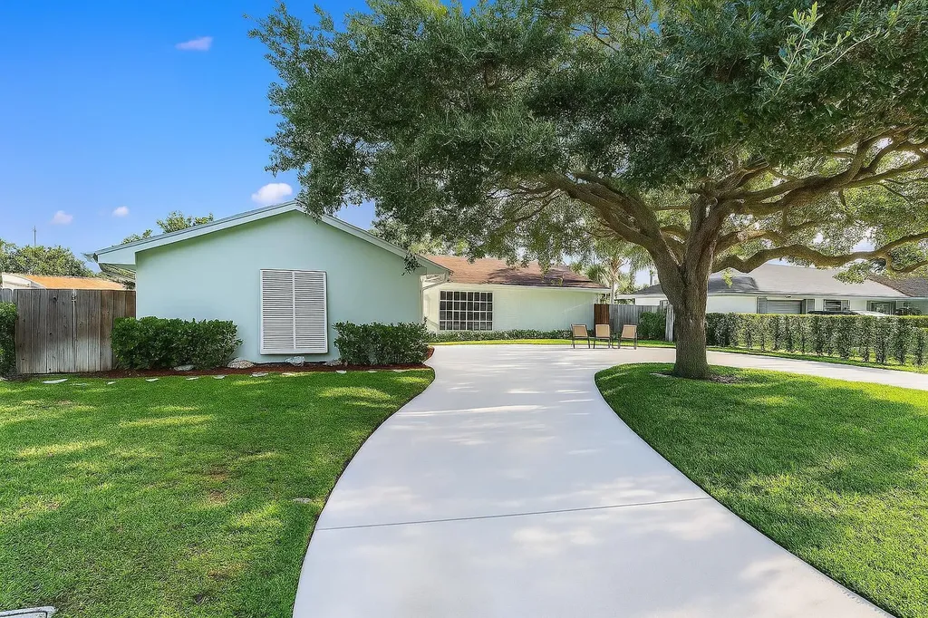 4193 Hyacinth Circle N Palm Beach Gardens FL 33410