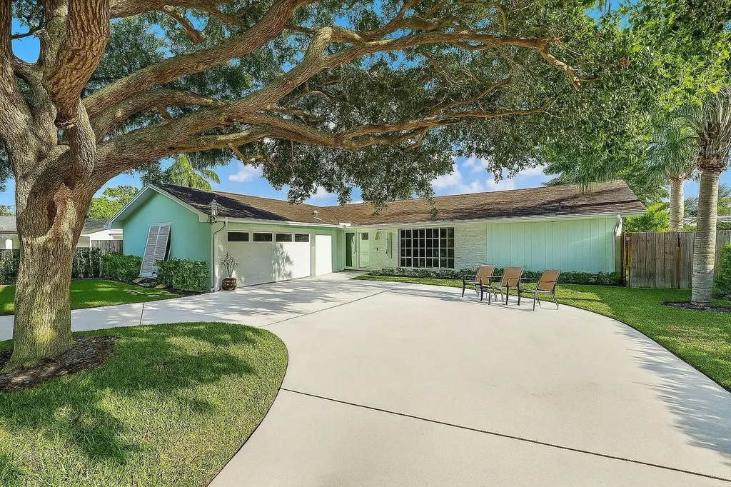 4193 Hyacinth Circle N Palm Beach Gardens FL 33410
