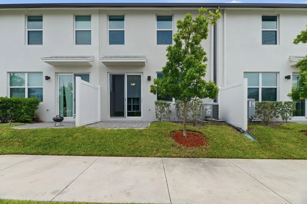 4046 Hot Springs Avenue Palm Springs FL 33461