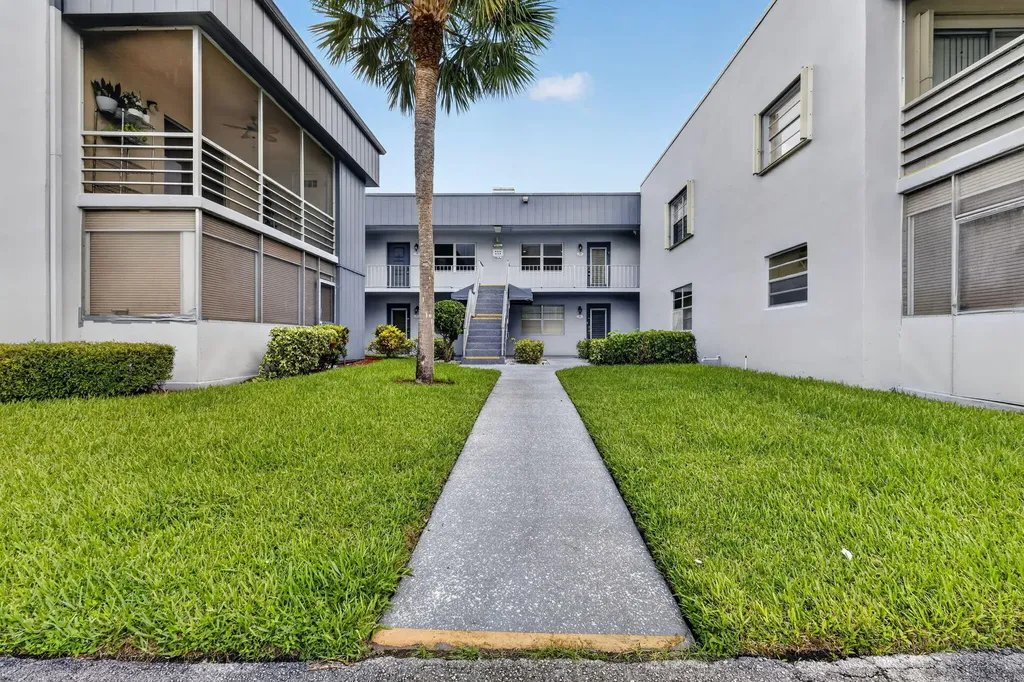 40 Burgundy A Delray Beach FL 33484