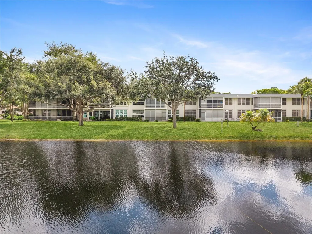 4240 Oaks Terrace Pompano Beach FL 33069