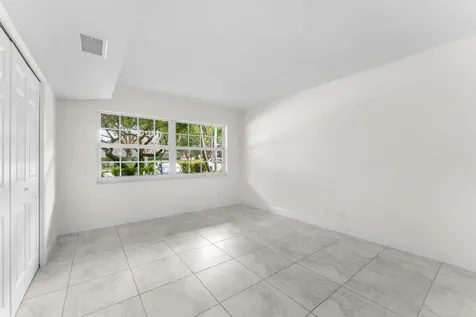 4240 Oaks Terrace Pompano Beach FL 33069