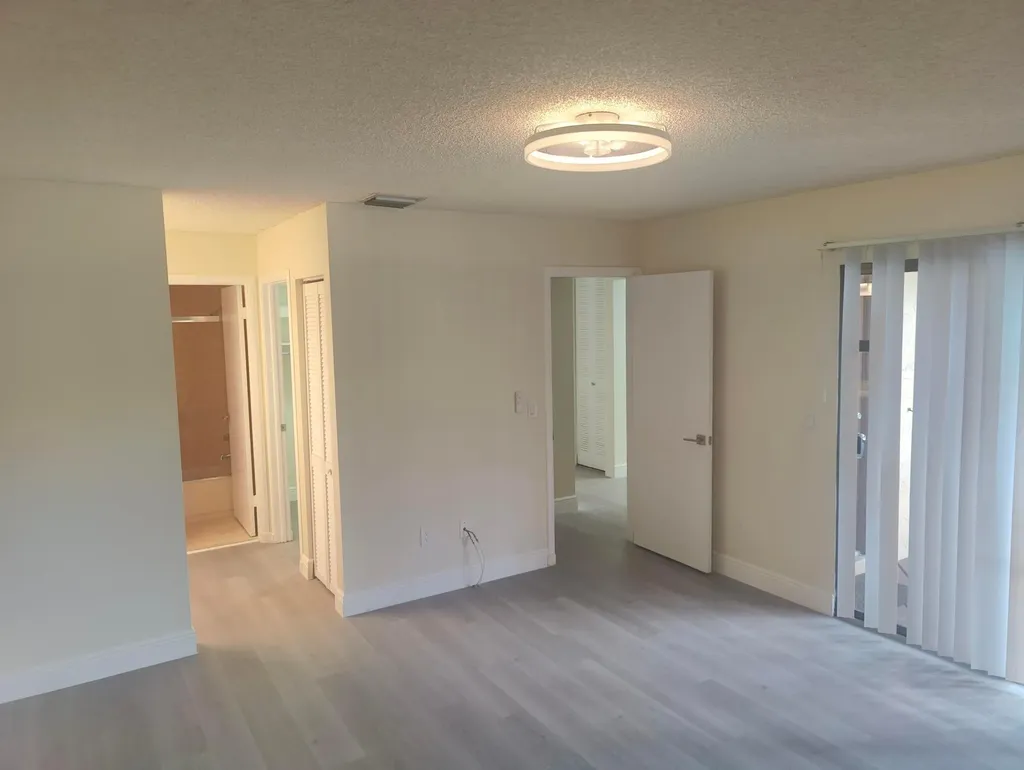 302 Lakeview Drive E Royal Palm Beach FL 33411