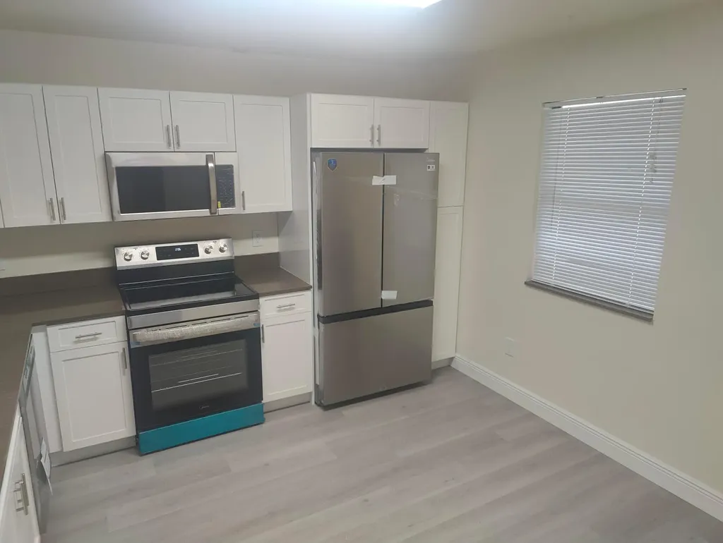 302 Lakeview Drive E Royal Palm Beach FL 33411