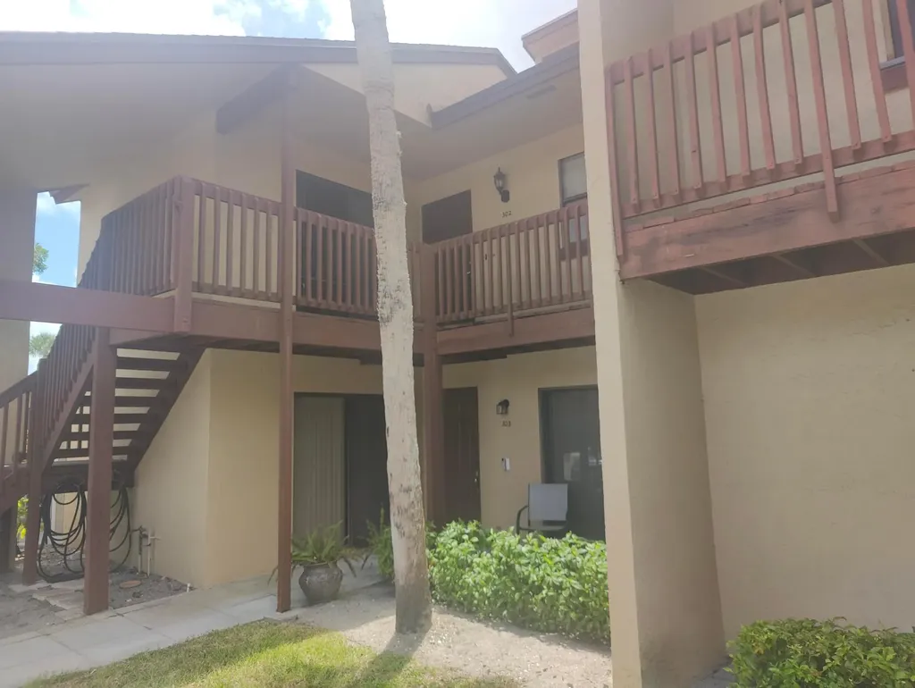 302 Lakeview Drive E Royal Palm Beach FL 33411