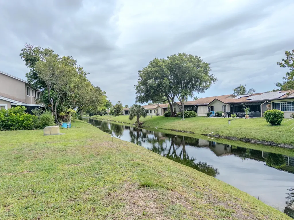 2011 E Discovery Circle E Deerfield Beach FL 33442
