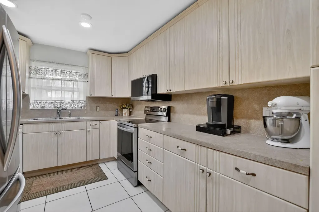3857 NW 1st Place Deerfield Beach FL 33442