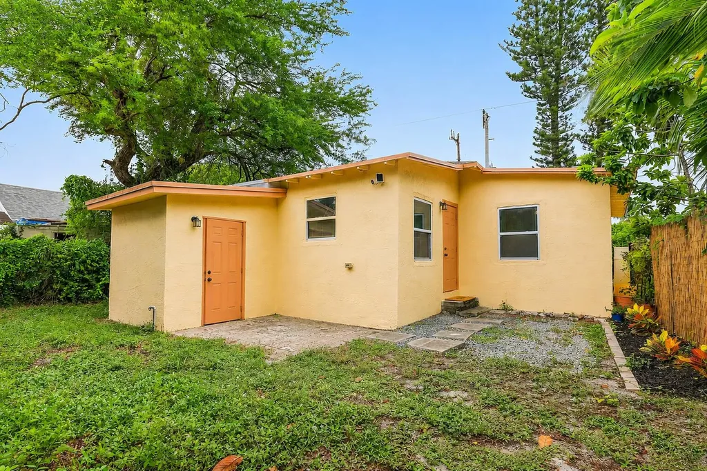 3207 Pinewood Avenue West Palm Beach FL 33407