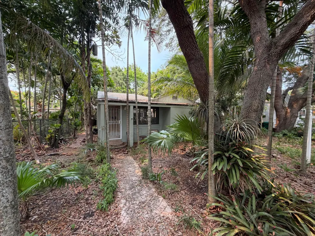 42 SW 6th Street Dania Beach FL 33004