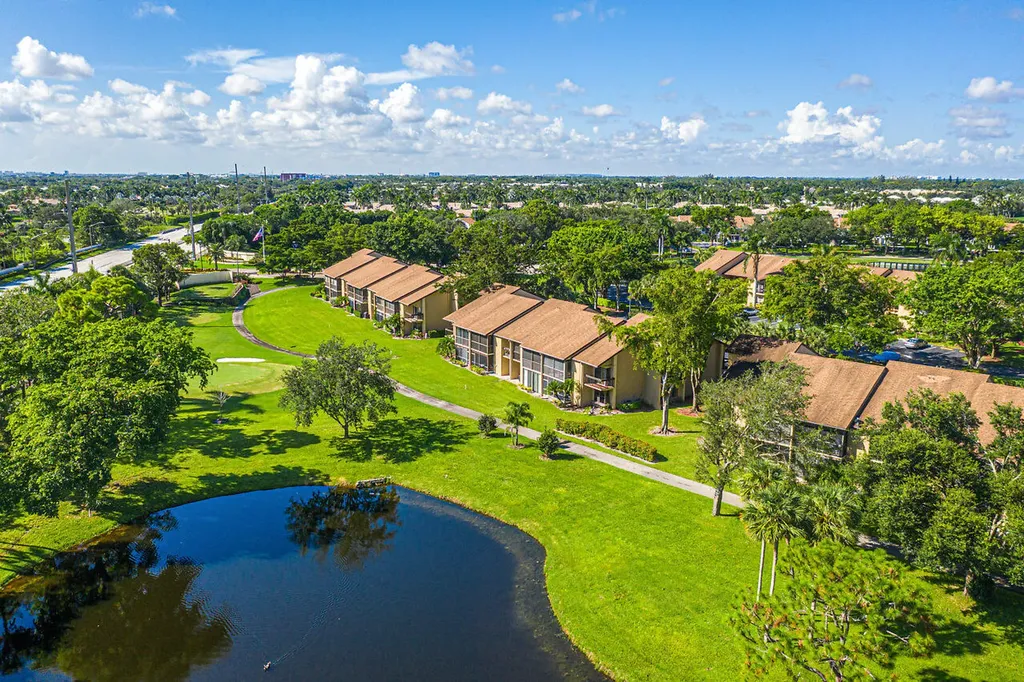 5087 Oakhill Lane Delray Beach FL 33484