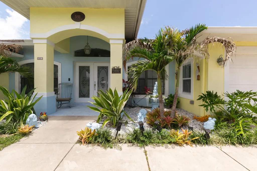 591 SE Chapman Avenue Port St Lucie FL 34984
