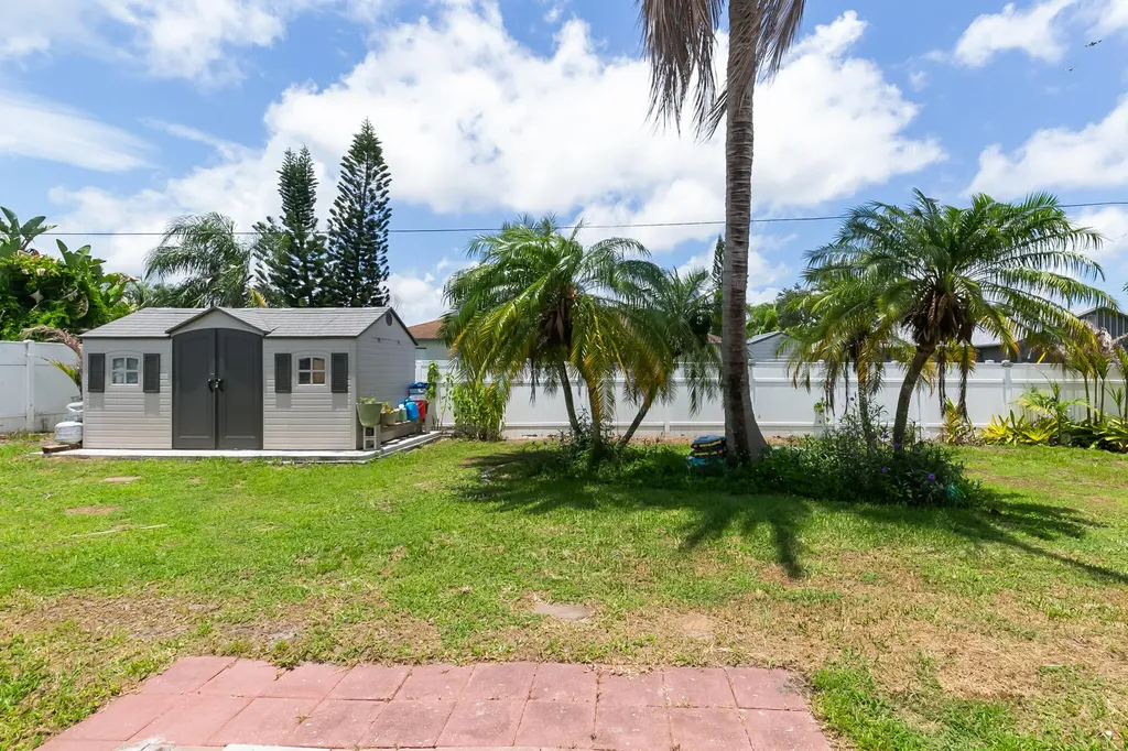 591 SE Chapman Avenue Port St Lucie FL 34984
