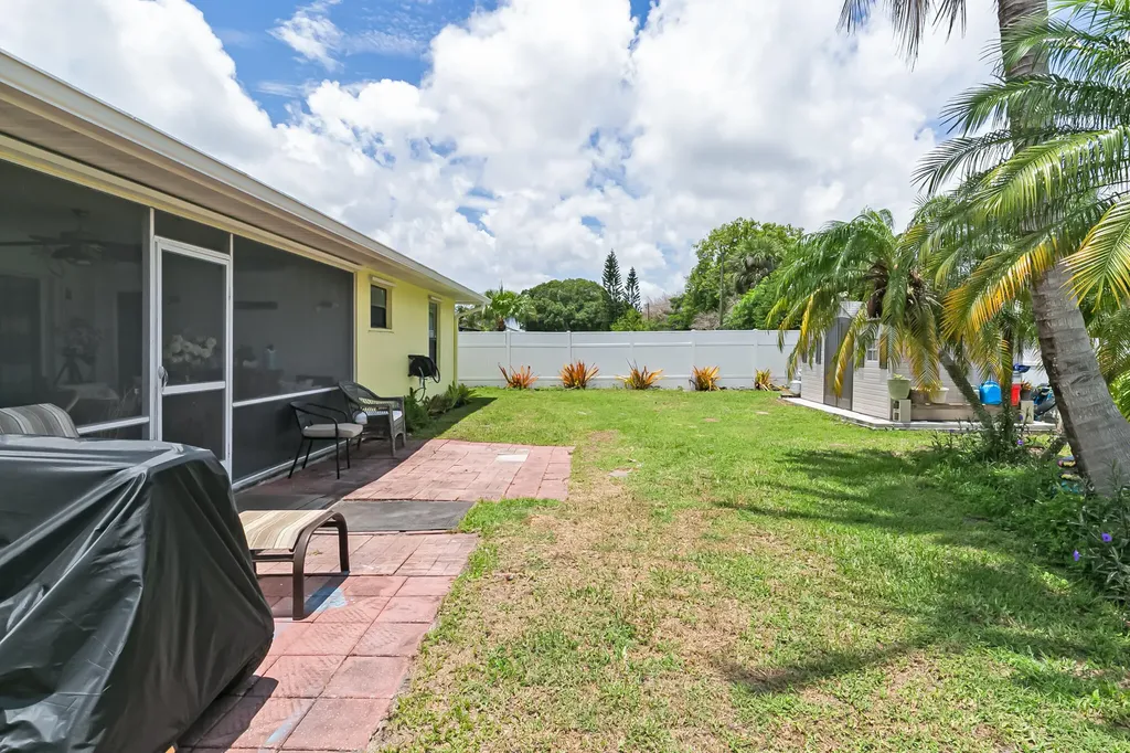 591 SE Chapman Avenue Port St Lucie FL 34984