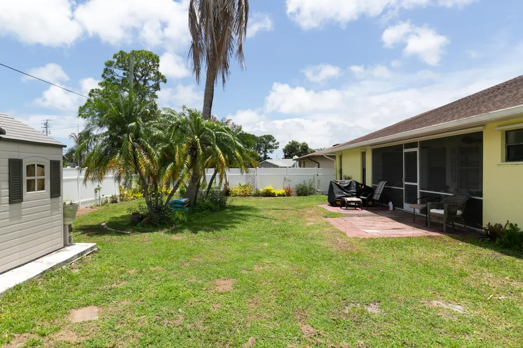 591 SE Chapman Avenue Port St Lucie FL 34984