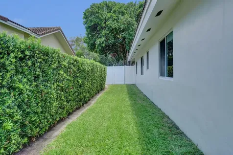 5 Gatehouse Road Sea Ranch Lakes FL 33308