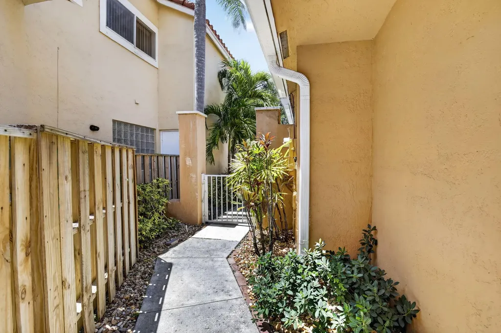 10124 NW 4th Street NW Plantation FL 33324
