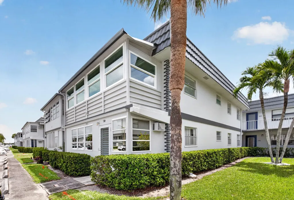 321 Saxony Trail Delray Beach FL 33446