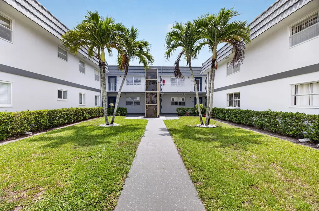 321 Saxony Trail Delray Beach FL 33446