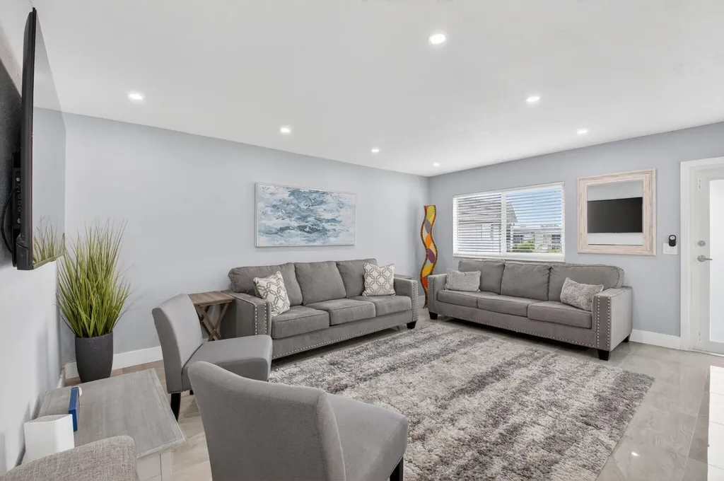 321 Saxony Trail Delray Beach FL 33446