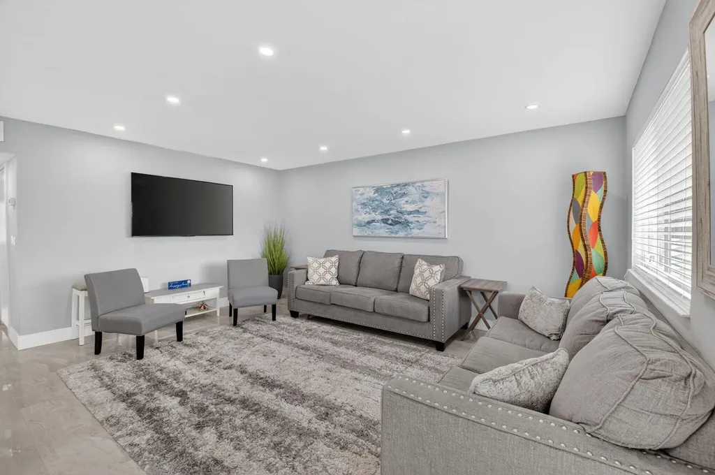 321 Saxony Trail Delray Beach FL 33446