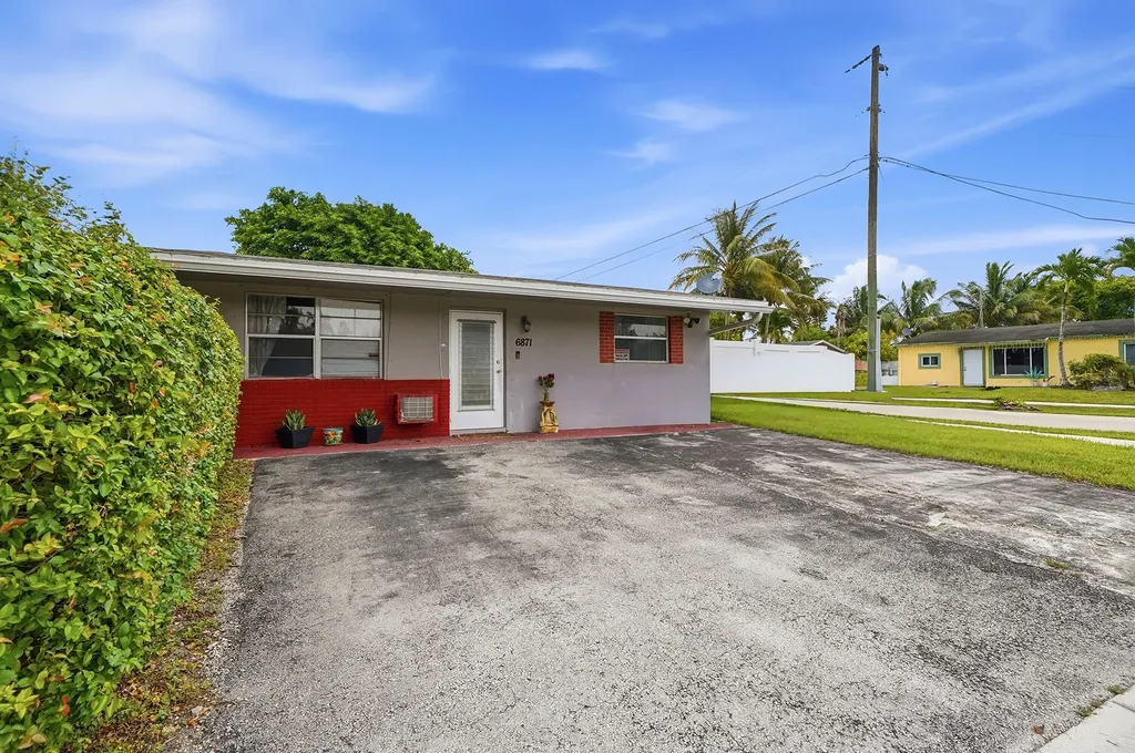 6871 SW 16th Court North Lauderdale FL 33068