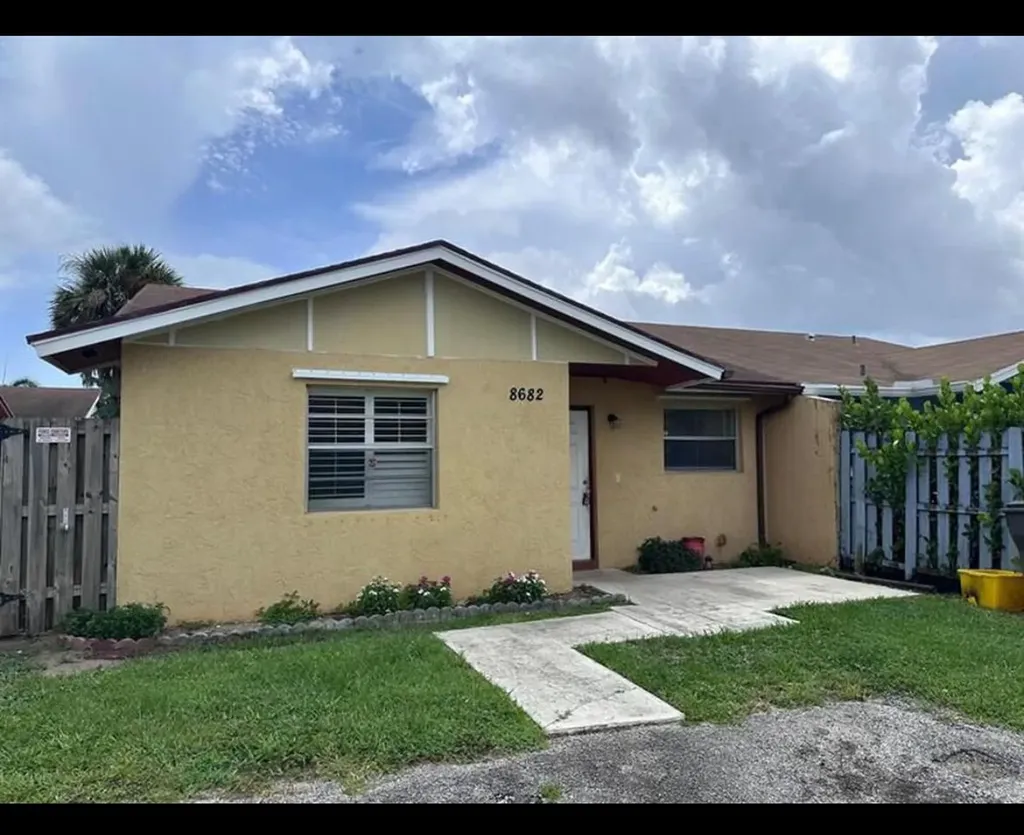 8682 Satalite Terrace West Palm Beach FL 33403