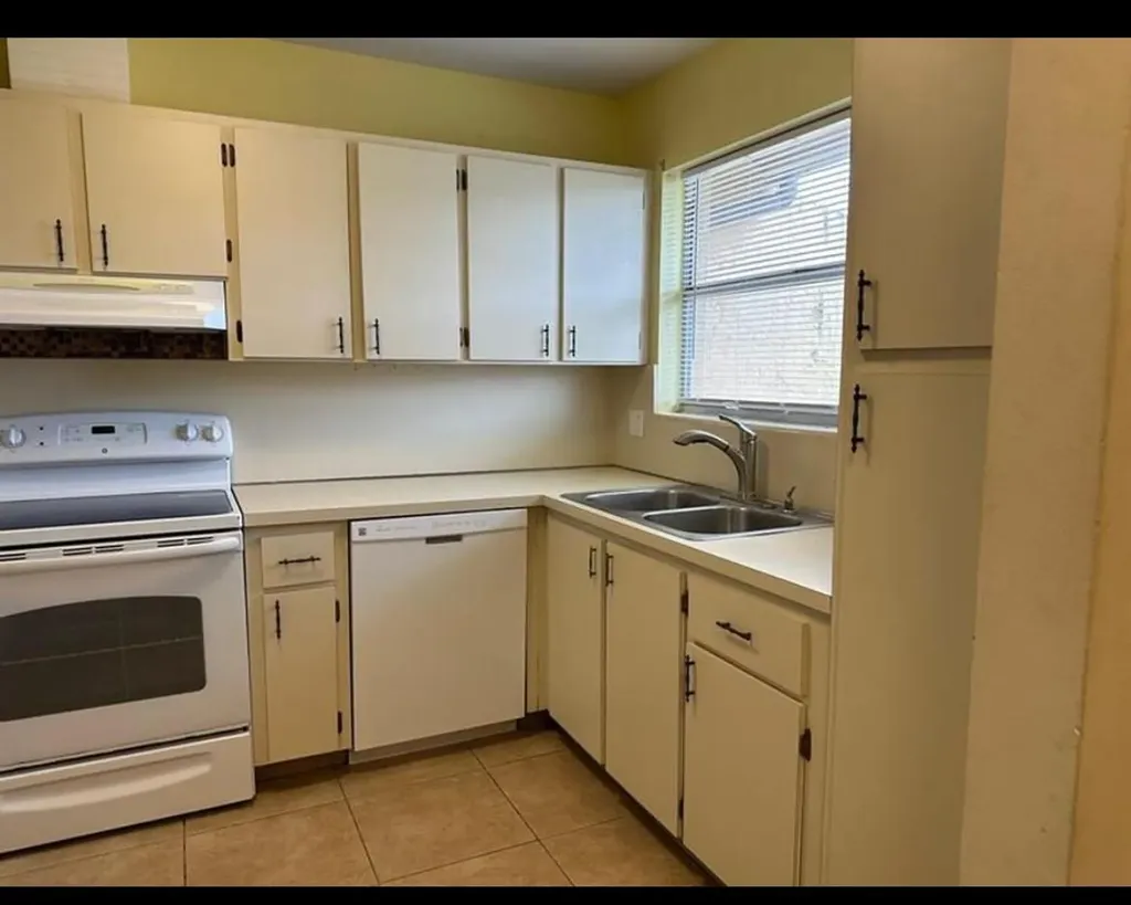 8682 Satalite Terrace West Palm Beach FL 33403