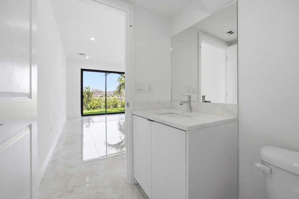 1542 NW 1st Avenue Pompano Beach FL 33060