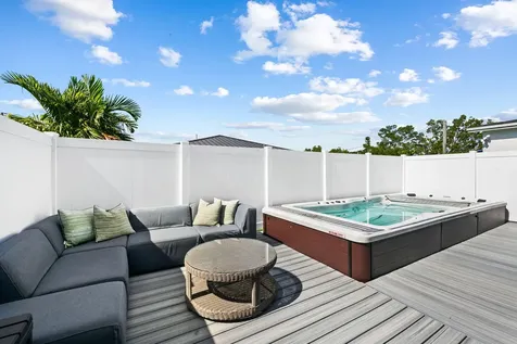160 NE 35th Street Oakland Park FL 33334