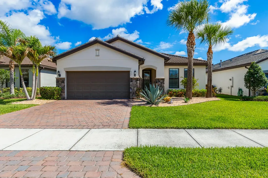 827 SE Villandry Way Port St Lucie FL 34984