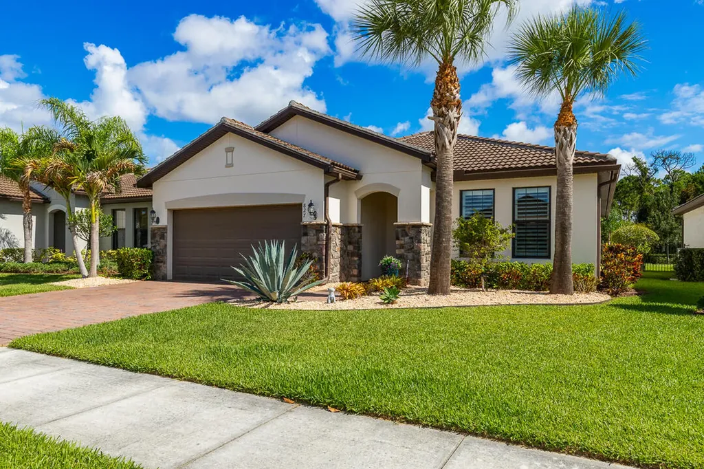 827 SE Villandry Way Port St Lucie FL 34984
