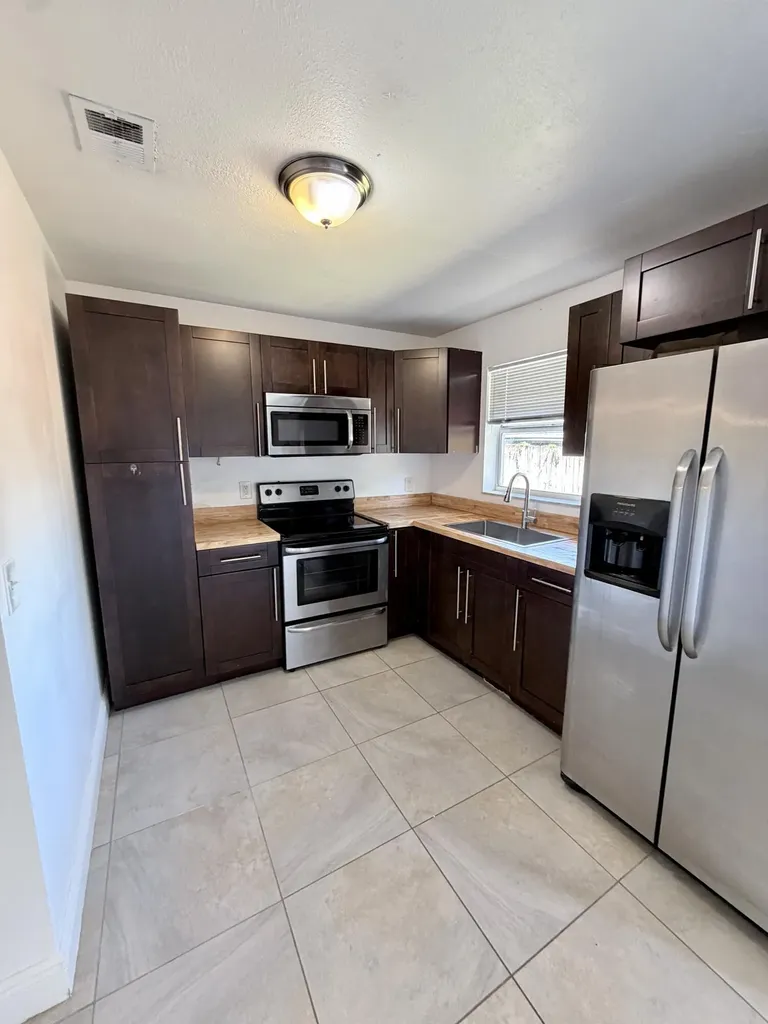 1990 SW 9th Street Fort Lauderdale FL 33312