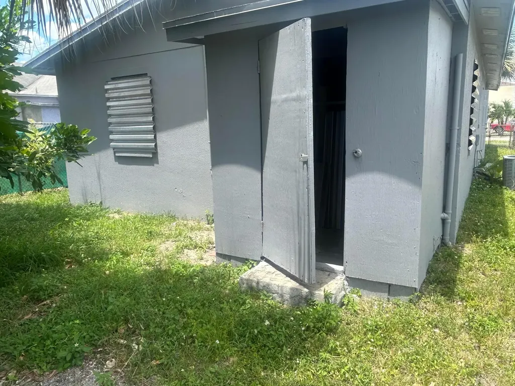 1528 S Avenue Riviera Beach FL 33404