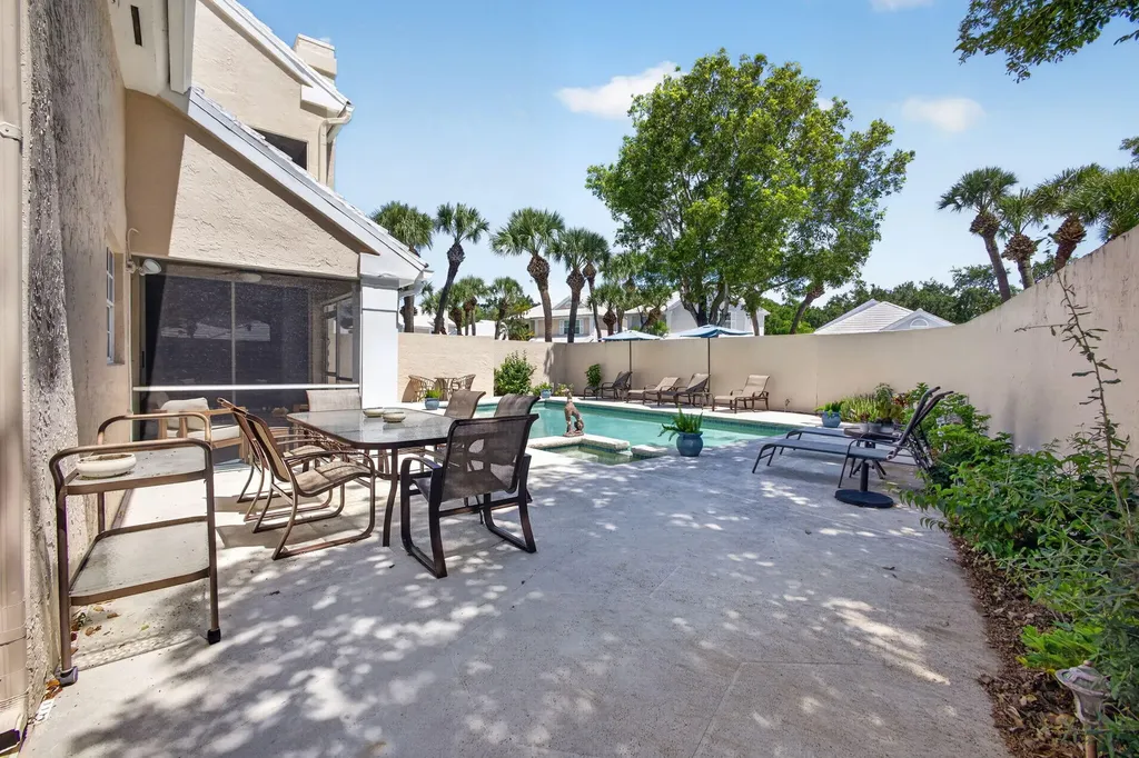 33 Selby Lane Palm Beach Gardens FL 33418