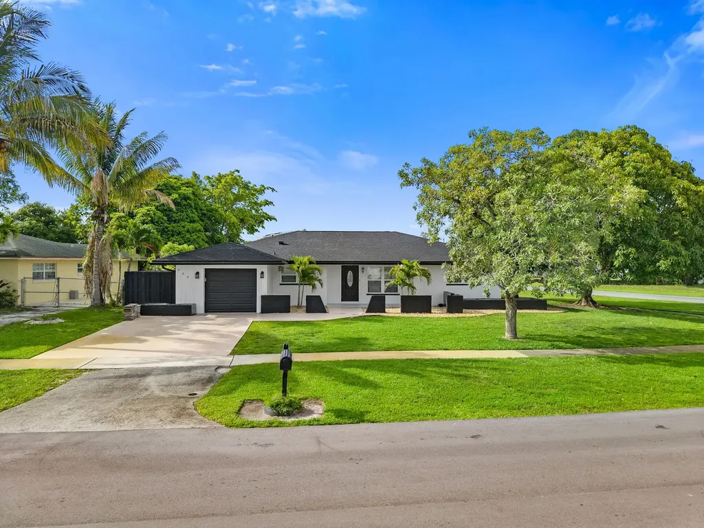 908 Hibiscus Drive Royal Palm Beach FL 33411